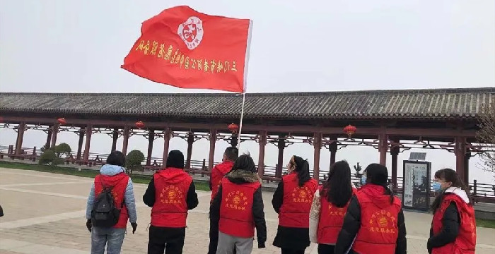 黄河公园开展迎“三八”徒步活动